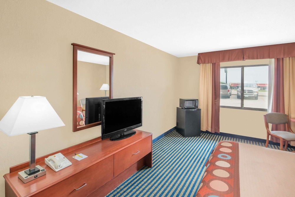 Standard Room, 1 King Bed - Photo 2