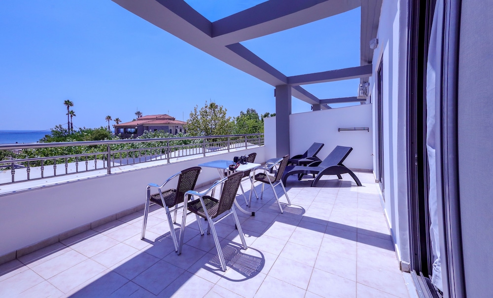 Premium Suite with Sea View photo 2