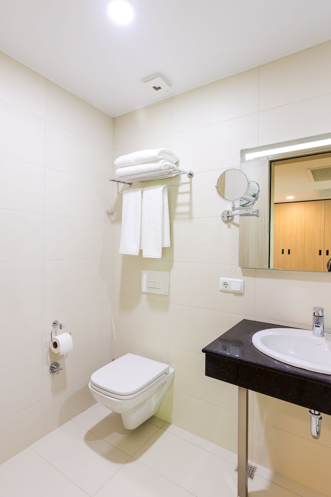Junior Suite, 1 King Bed, Non Smoking, Balcony photo 2