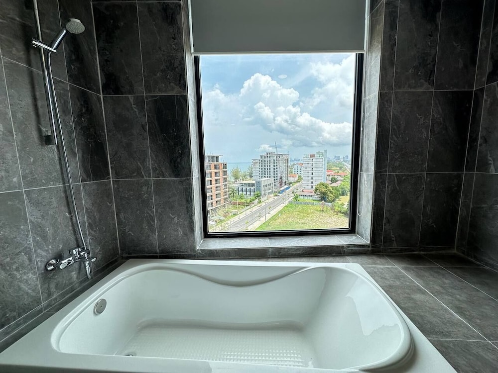Deluxe Suite - Photo 17
