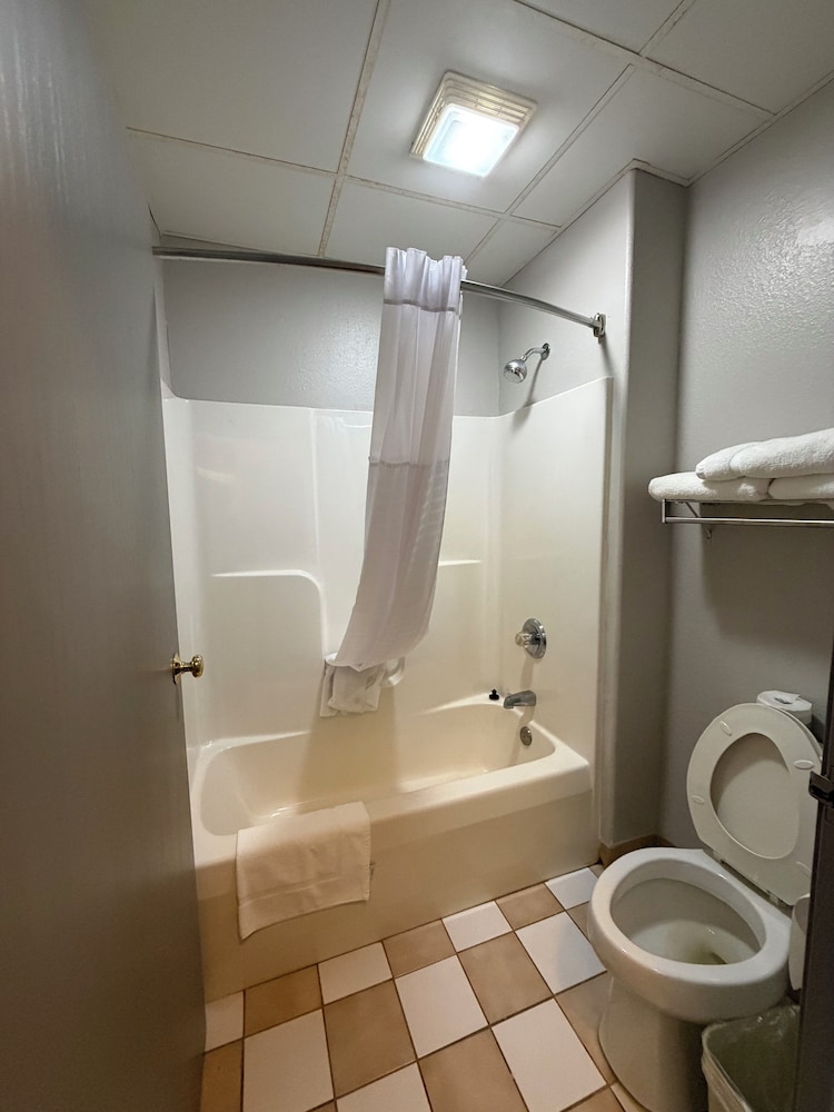 Deluxe Single Room, 1 King Bed, Non Smoking photo 3