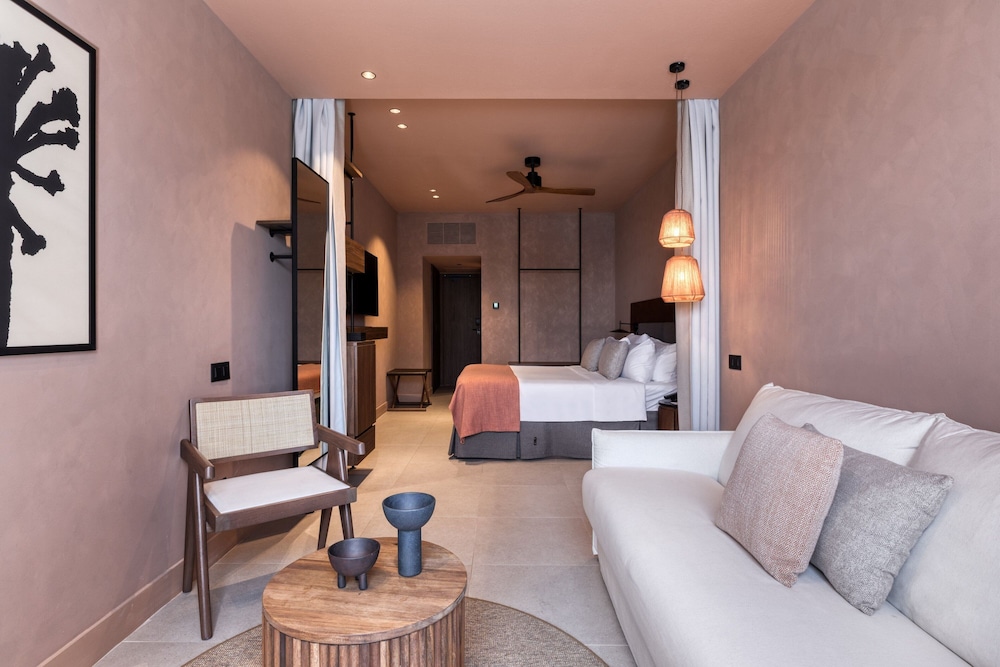 Junior Suite, Pool Access (Sapphire Junior) photo 2