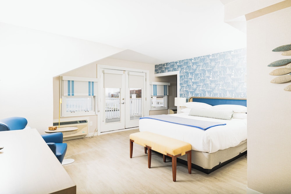 Deluxe Studio Suite, 1 King Bed with Sofa bed, Harbor View - Photo 1
