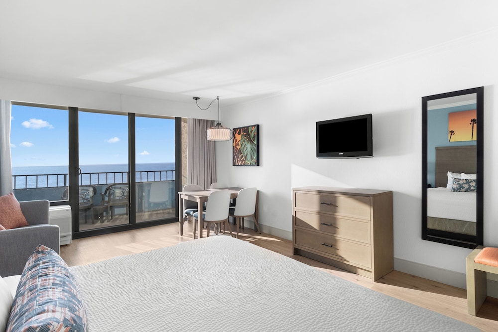 Oceanfront Deluxe King Room - Photo 1