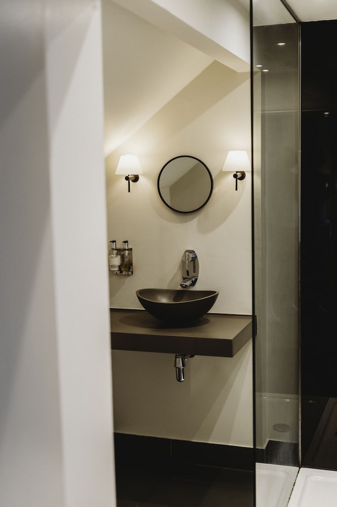 Classic Waterview, Ensuite photo 3