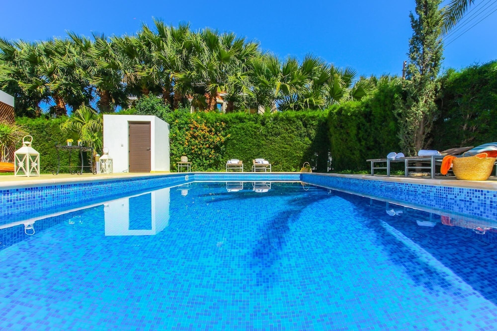 Villa photo 2