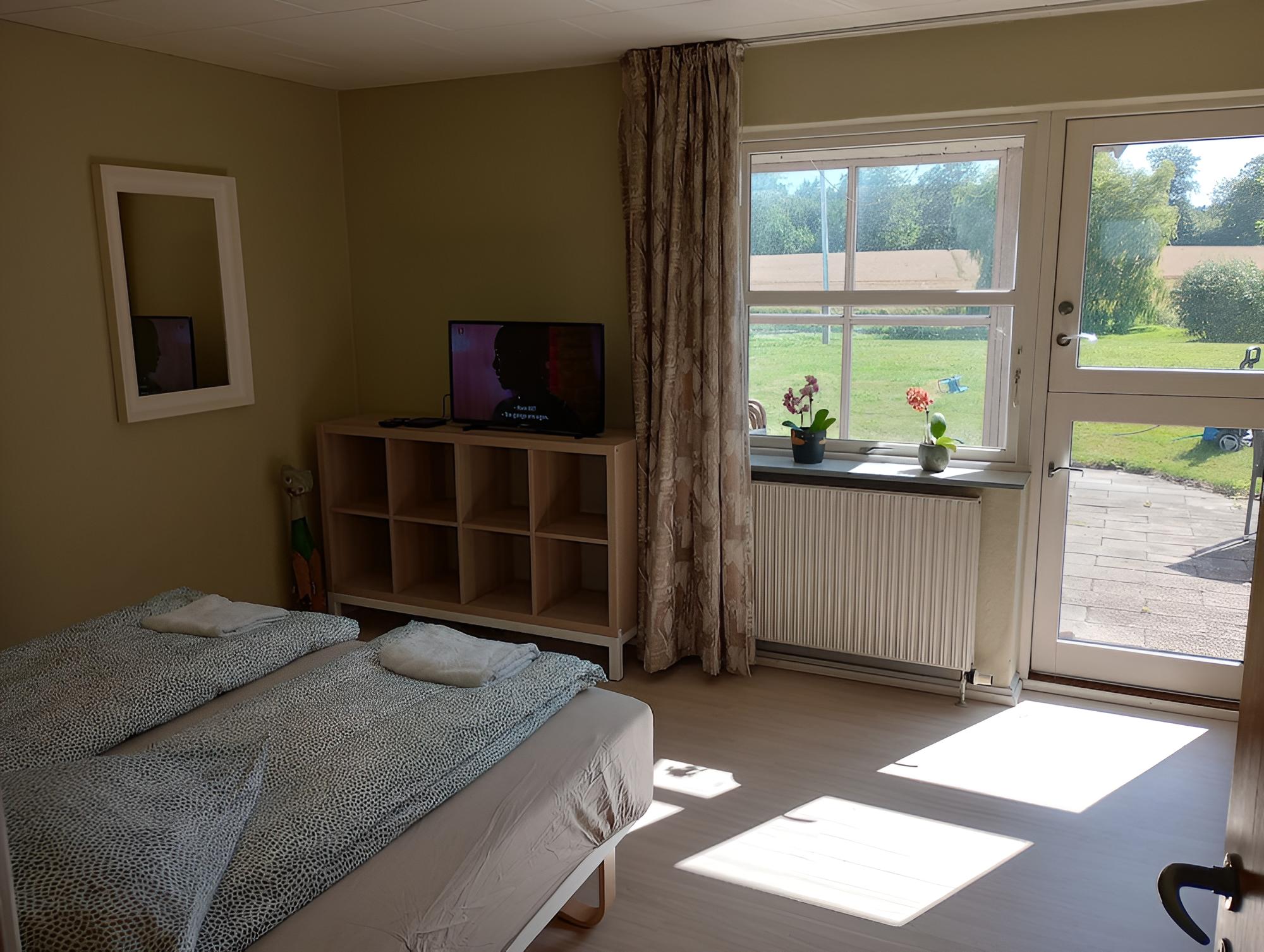 Basic Room, 1 King Bed, Non Smoking, Lake View photo 1