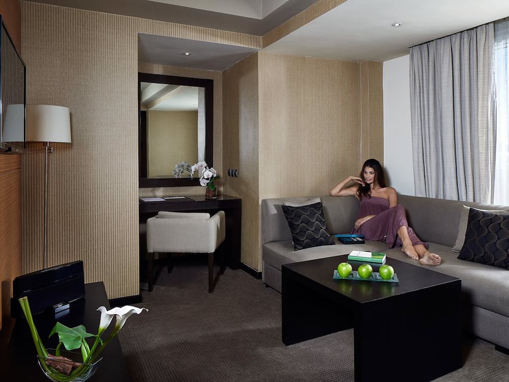 Suite, 1 Queen Bed - Photo 5