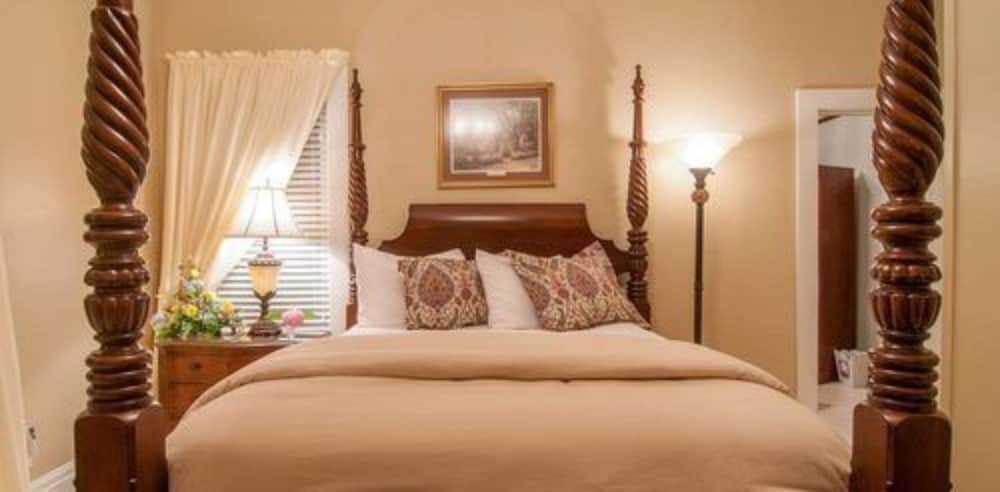 Luxury Studio Suite, Private Bathroom (Serenity on State Suite - Queen Bed) photo 1