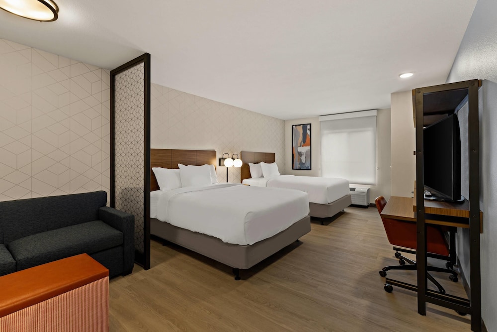 Room, 2 Queen Beds, Roll-in Shower, Non Smoking
