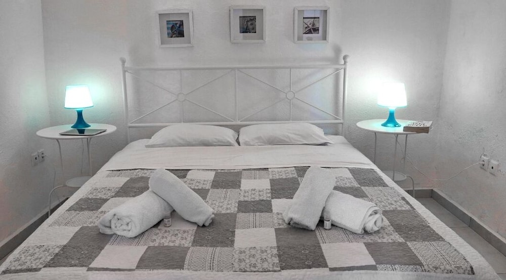 Nefeli Cave Apartment for 4