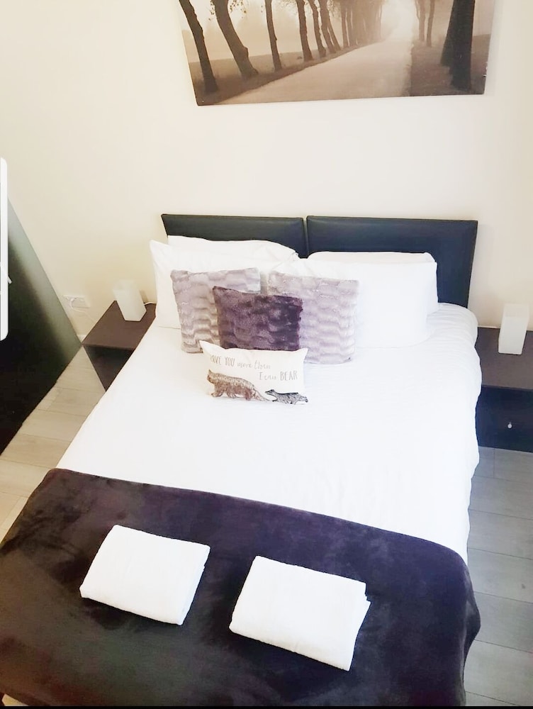 Deluxe Double or Twin Room, Shared Bathroom, Garden View photo 3