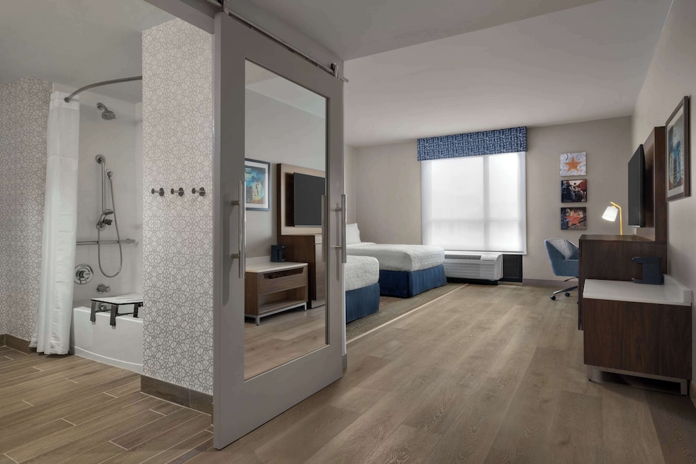 Room, 2 Queen Beds, Accessible, Bathtub (Hearing) - Photo 5