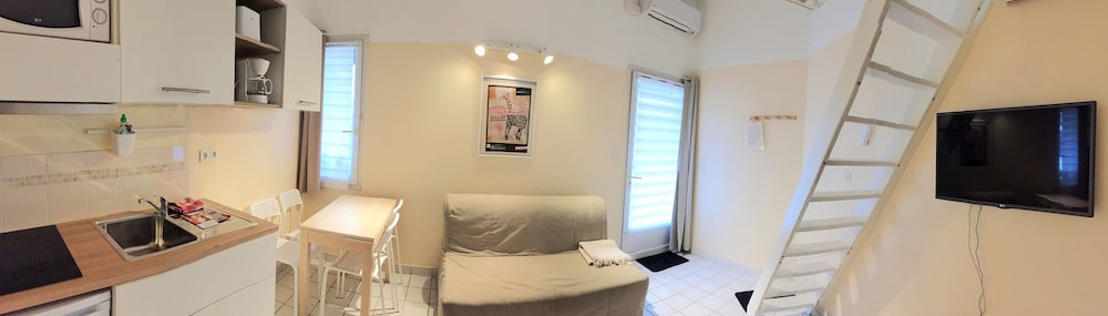 One Bedroom Duplex with Kitchenette with 1 Double and 1 Sofa Bed - Photo 2