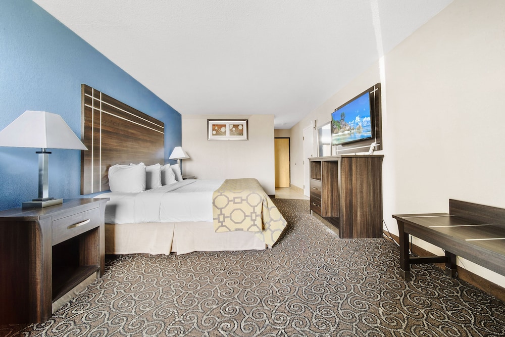 Standard Room, 1 King Bed, Non Smoking - Photo 4