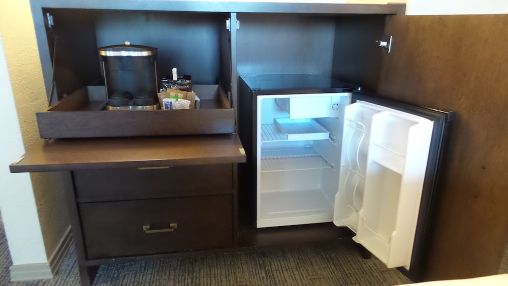 Room, 1 King Bed, Accessible (Mobility & Hearing, Roll-in Shower) - Photo 1