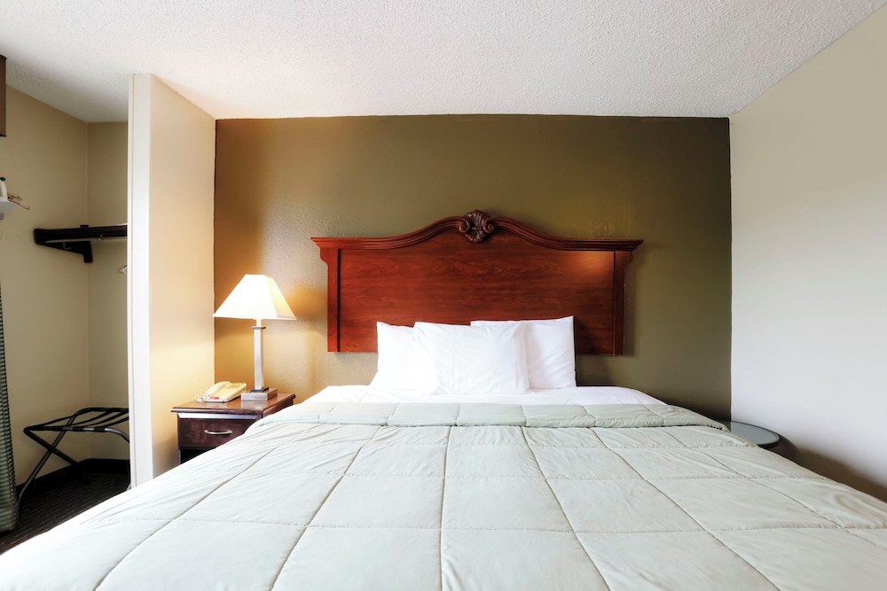 Suite, 1 King Bed - Photo 2