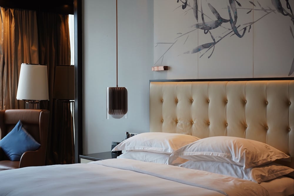 King Deluxe Room thumbnail 5