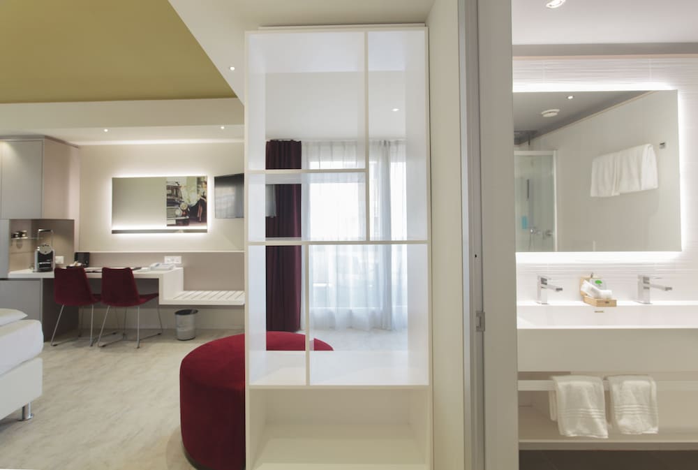 Superior Double Room thumbnail 5