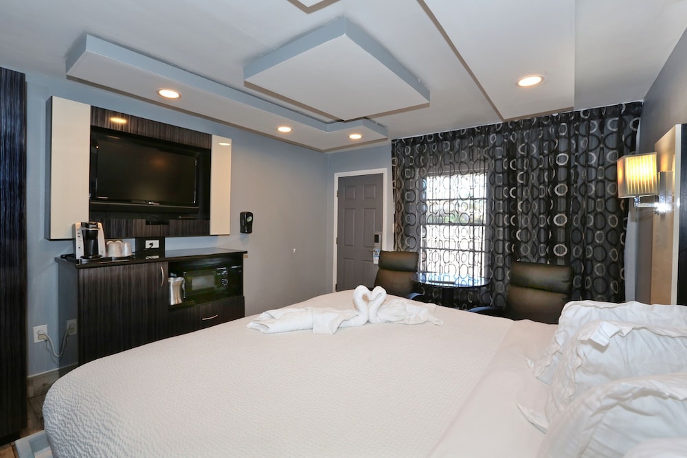 Standard Room, 1 King Bed, Non Smoking photo 3