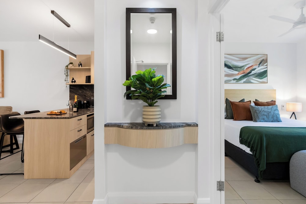 Ground Floor 2 Bedroom with patio and easy pool access (341718) photo 3
