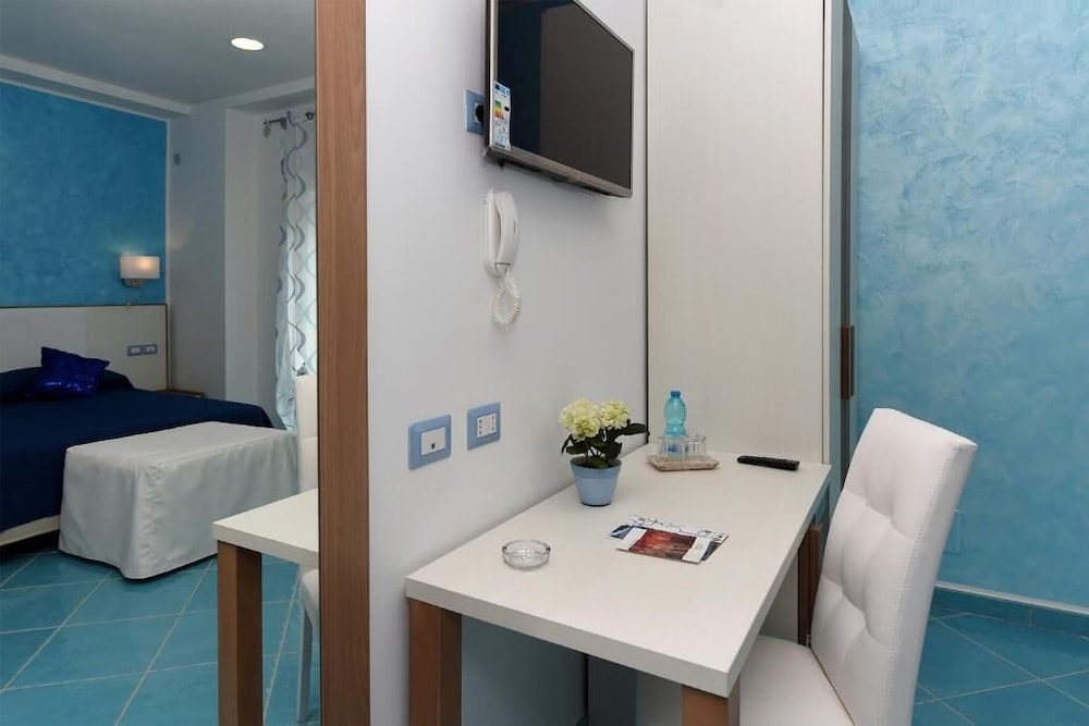 Basic Triple Room, Balcony, Mountain View photo 2
