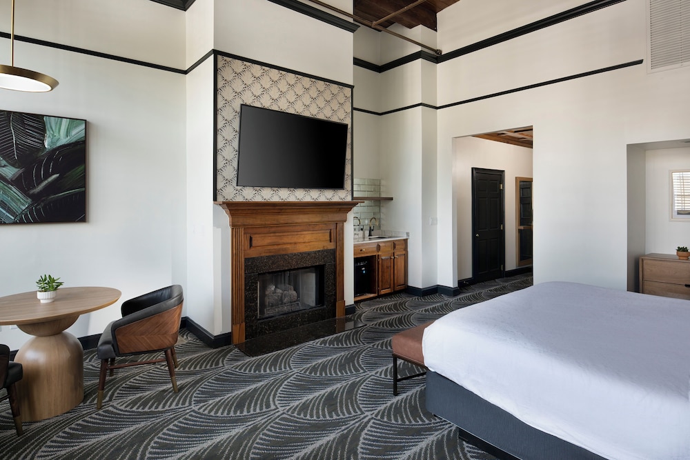 Premium Room, 1 King Bed photo 3