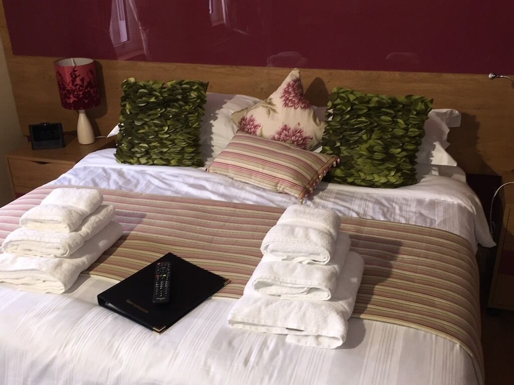 Luxury Double Room, 1 King Bed, Ensuite, Garden View (Carnteel Room) photo 1