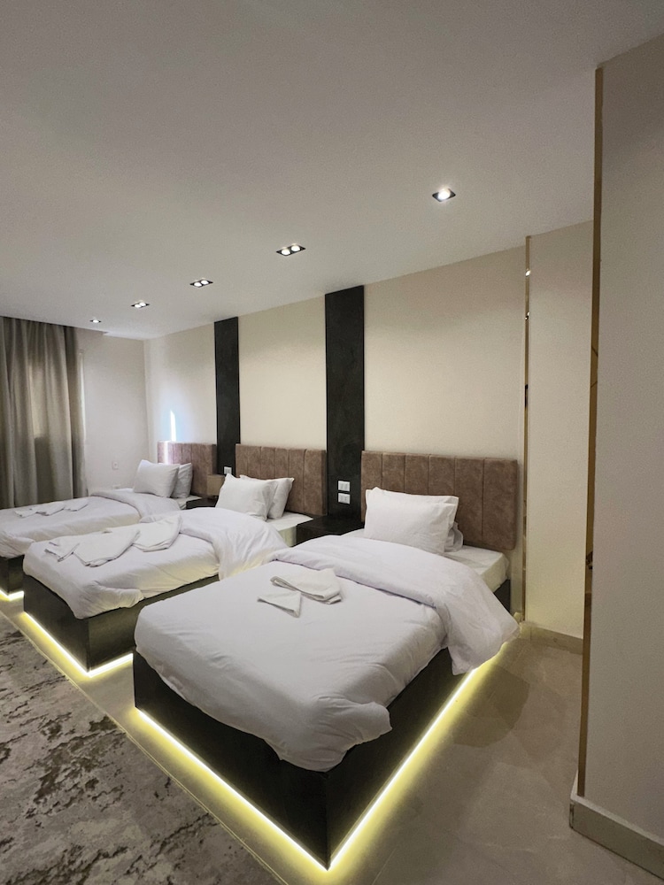 Premium Double/Triple Room -Pyramids View, Terrace photo 3