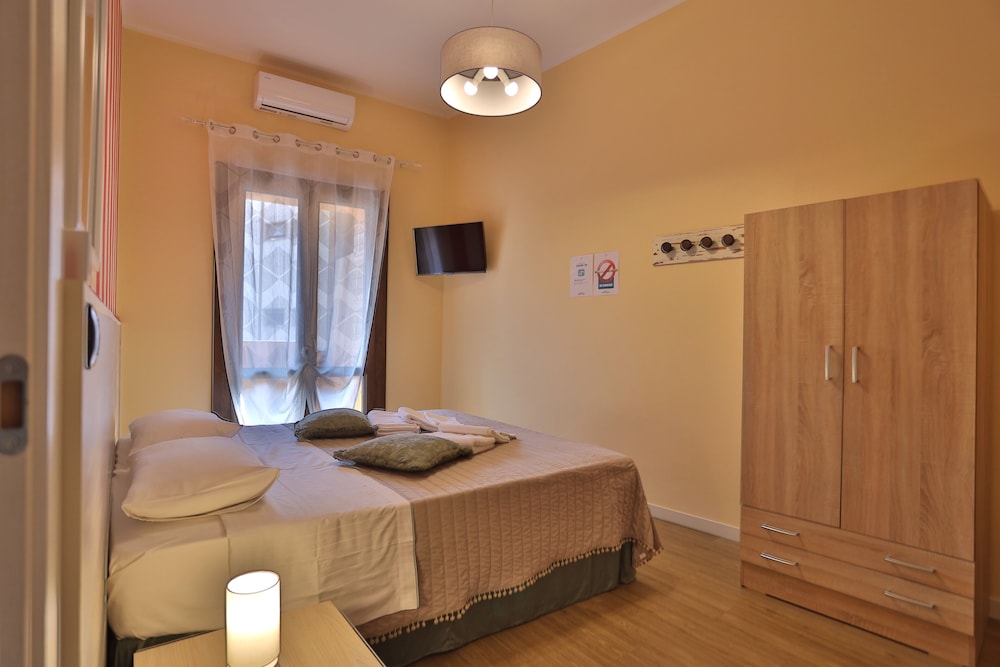 Romantic Double or Twin Room, 1 King Bed, Private Bathroom (External)