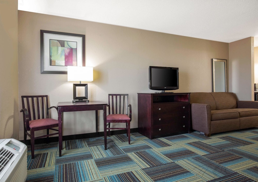 Room, 2 Queen Beds, Non Smoking (Larger Unit)