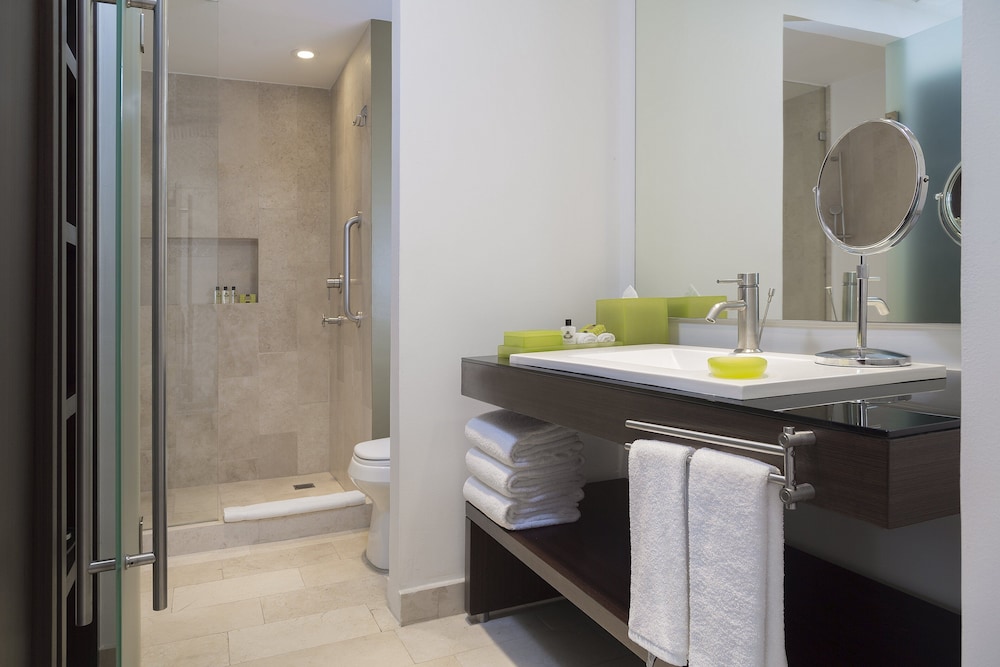Room, 1 King Bed, Club Lounge Access, Lagoon View (Lagoon View) - Photo 5