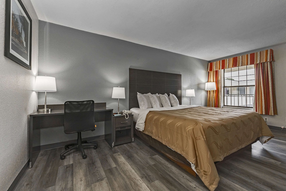Standard Room, 1 King Bed, Non Smoking photo 1