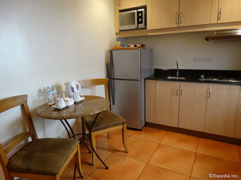 Family Room with Kitchenette - 1 Bed - Photo 3