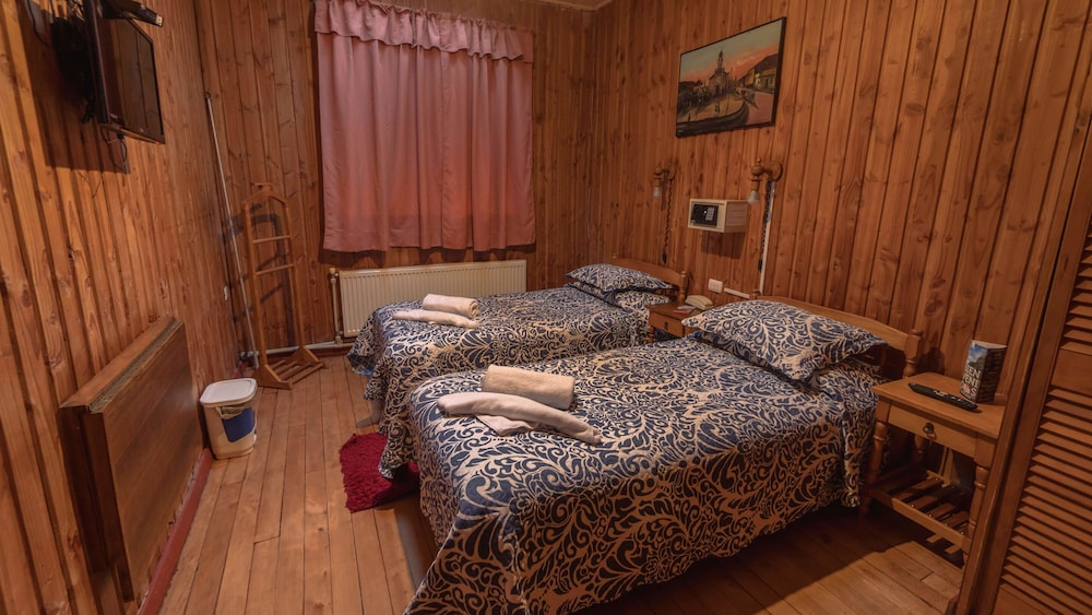 Standard Twin Room, 2 Twin Beds, Private Bathroom photo 2