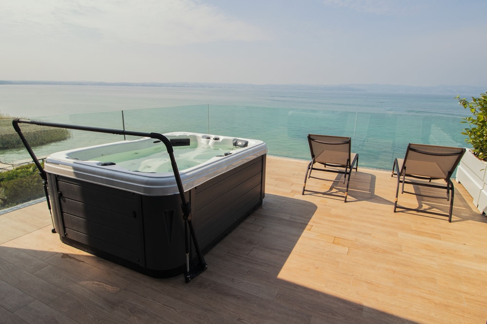 Panoramic Suite, Jetted Tub, Lake View - Photo 5