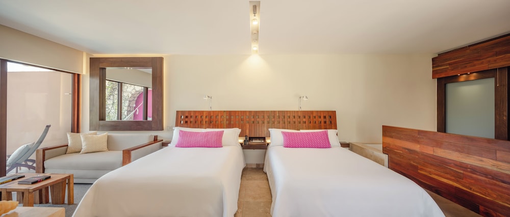 Room (Swim Up Garden)