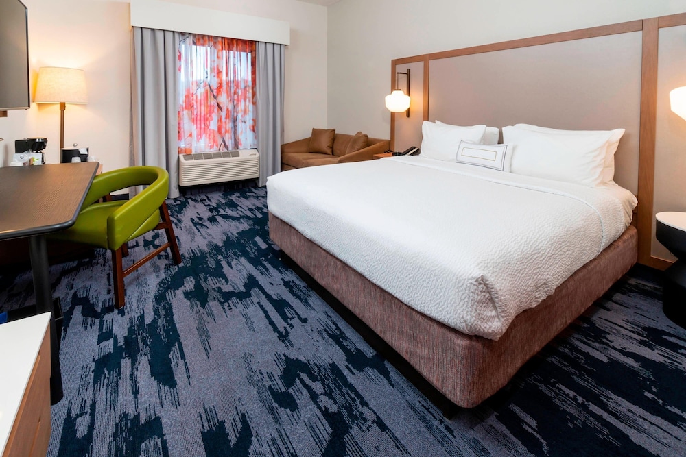 Executive Suite, 1 King Bed with Sofa bed (Mobility Accessible, Roll-in Shower)