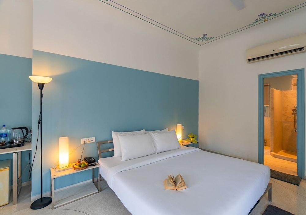 Deluxe Double Room with Balcony - Photo 6