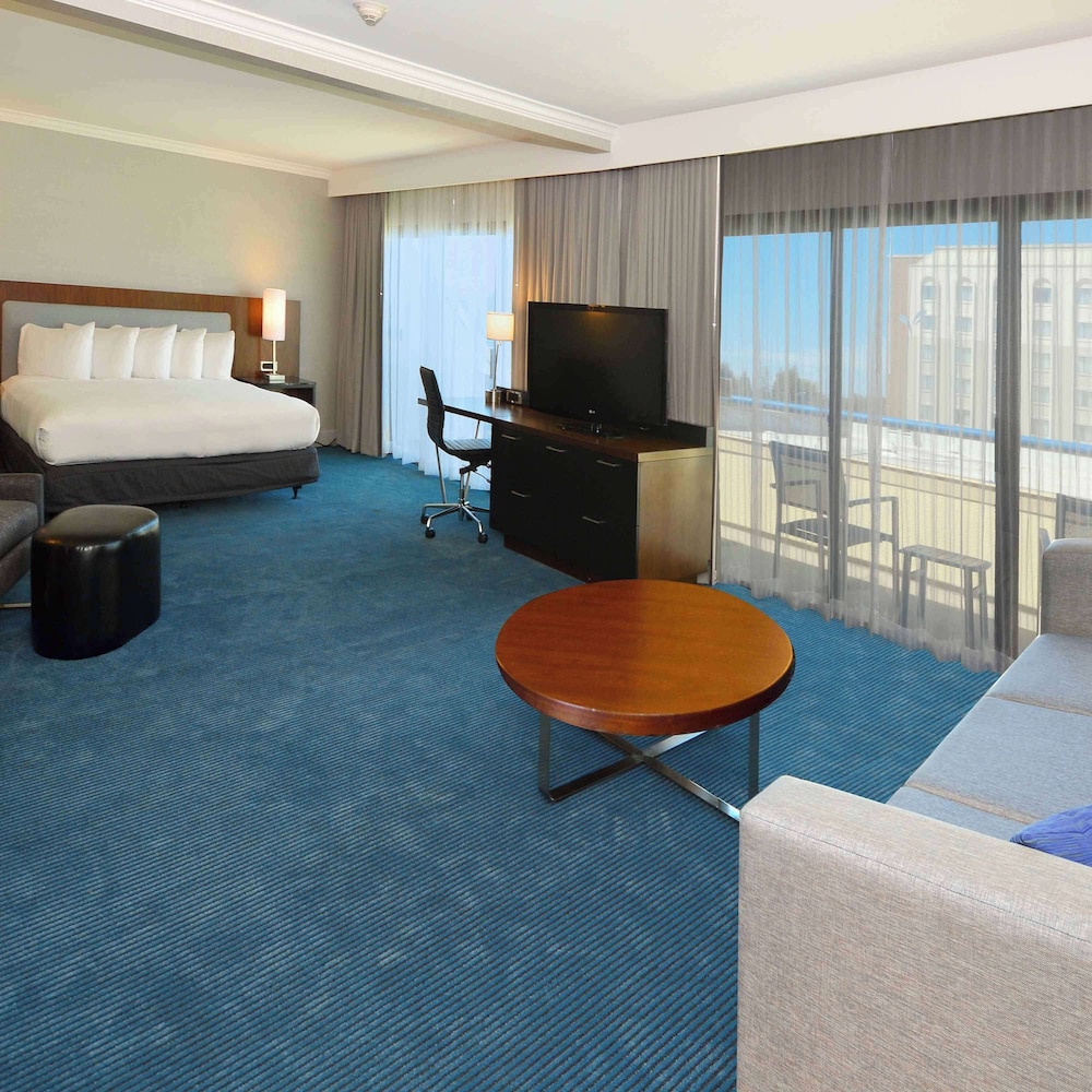 Junior Suite, 1 King Bed, Accessible
