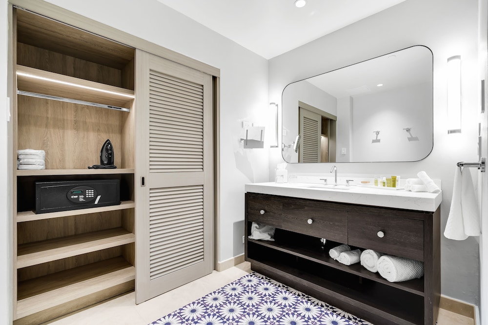Deluxe Room, 1 King Bed, Marina View - Photo 2