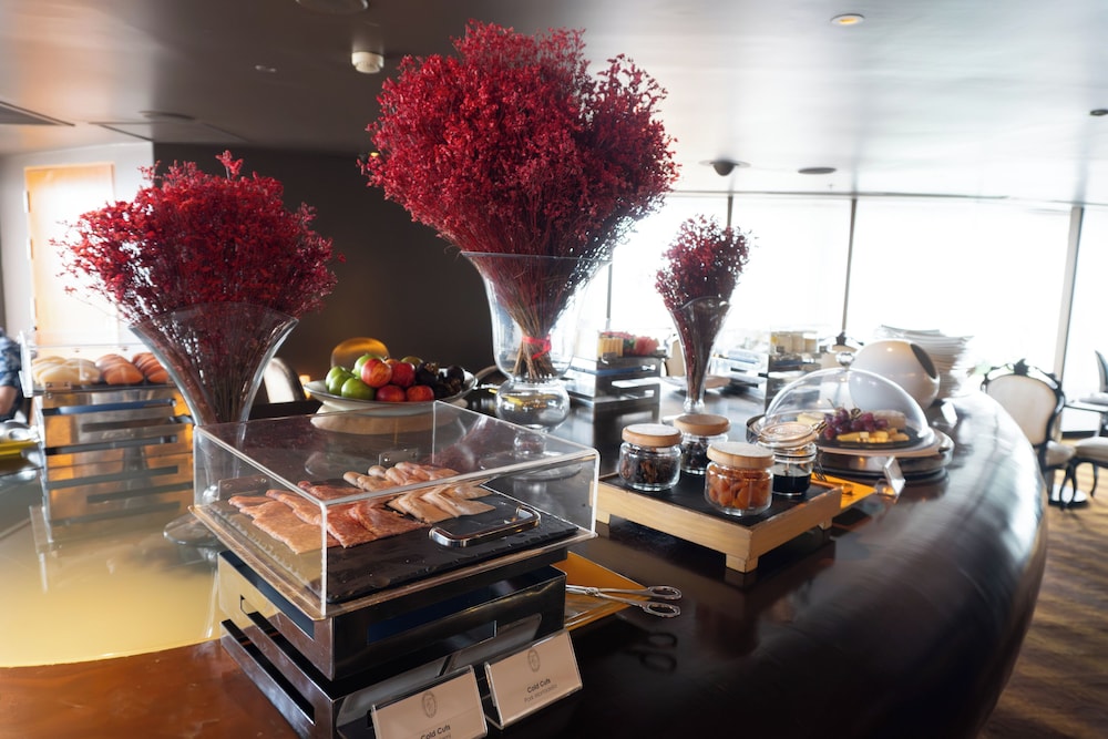 Tower Club Suite City View with Lounge and Drink at Sky Bar