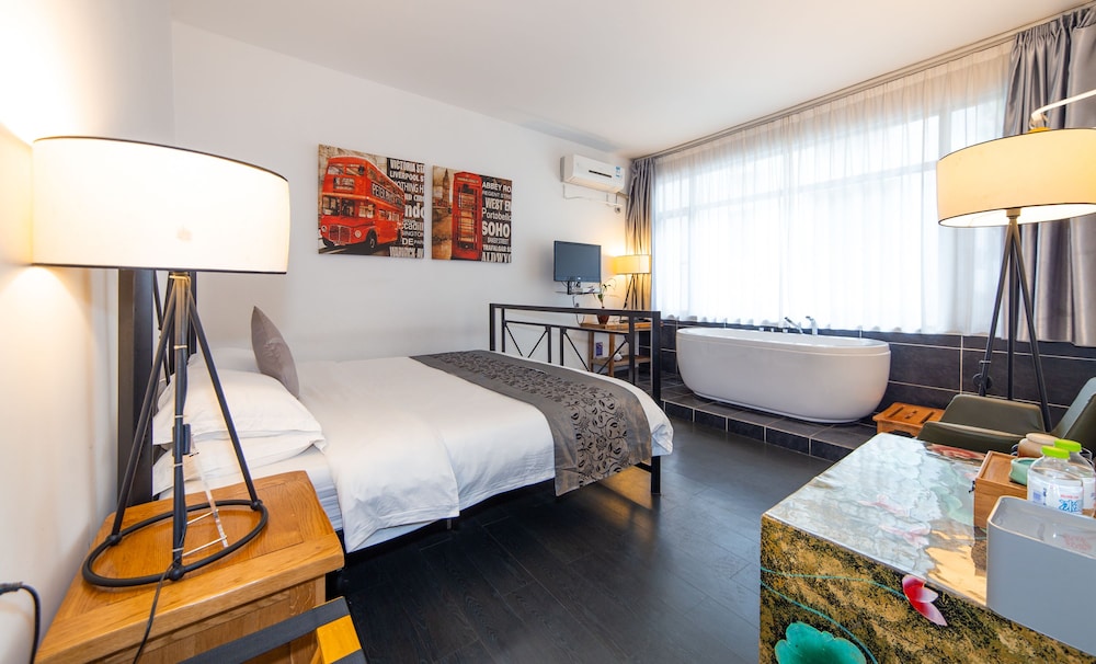 Deluxe Double Room, Bathtub photo 1