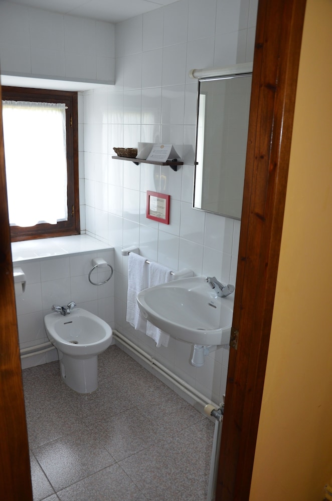 Twin Room, Shared Bathroom photo 3