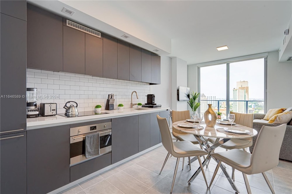 Classic Condo, Balcony, City View photo 3