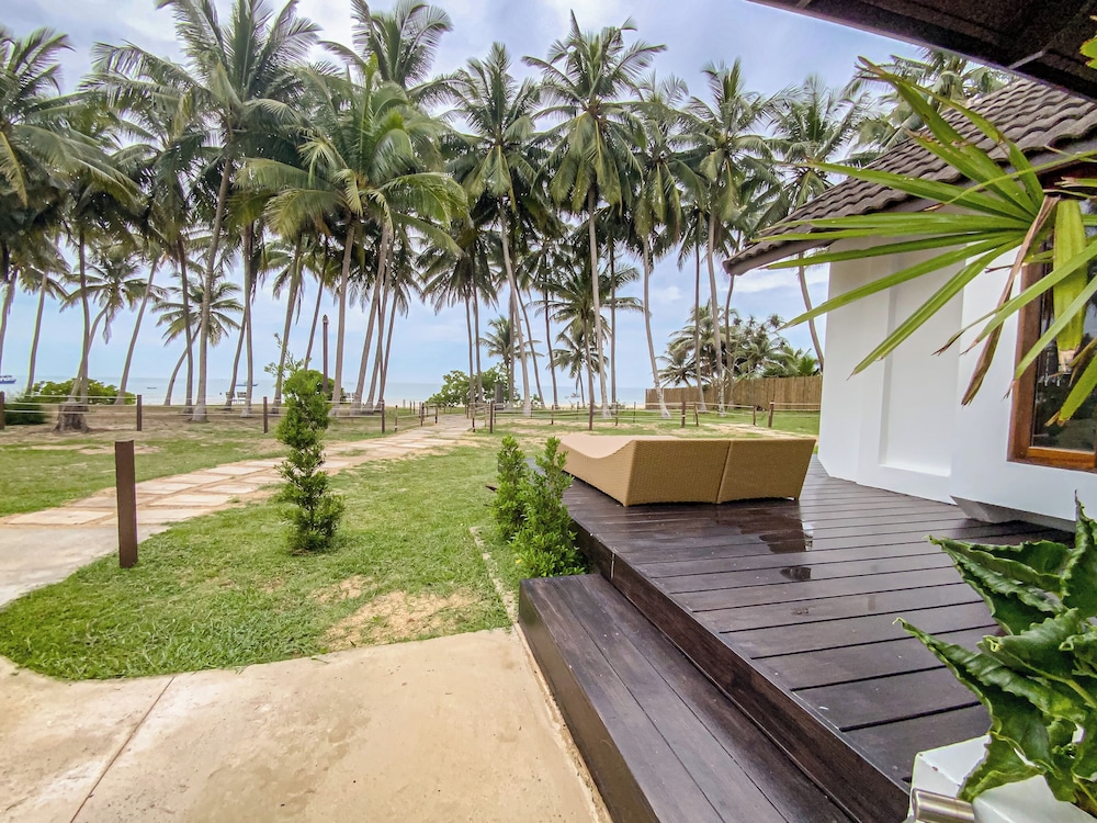 Beach Front Villa with Bathtub - Photo 6