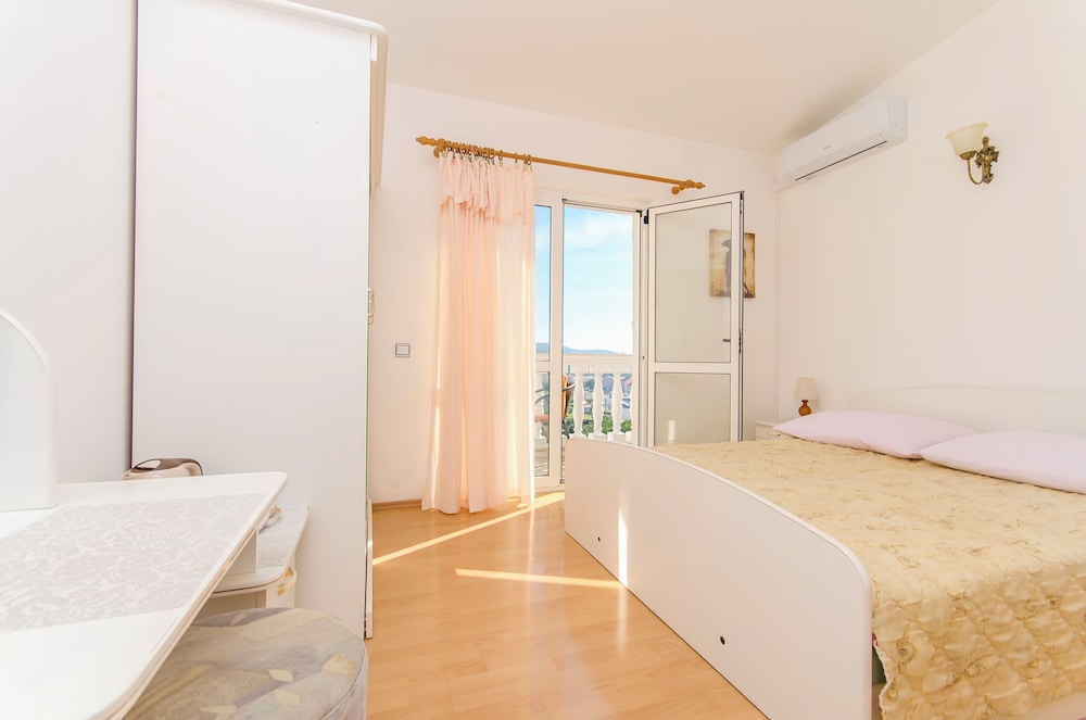 Room (S2)