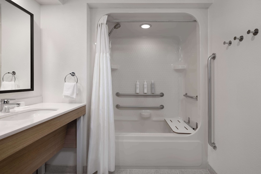 Room, 1 King Bed, Accessible Bathtub (Mobility Accessible) - Photo 5