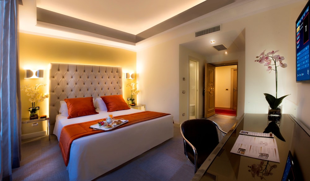 Superior Double Room thumbnail 5