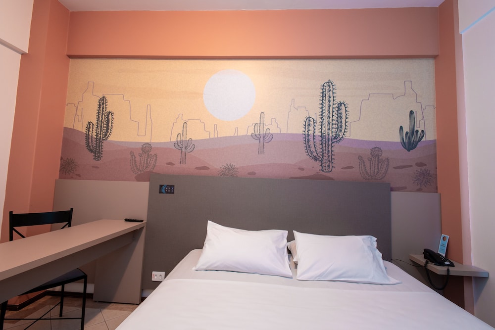 Standard Room, 1 Queen Bed photo 3